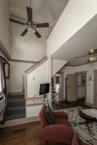 een woonkamer met een plafondventilator en een bank bij Memphis Belvedere Suites Upper Queen loft 1 Bedroom in Memphis