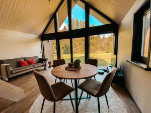 sala de estar con mesa, sillas y sofá en Private Stay Zen House to unplug and recharge, en Tuimõisa