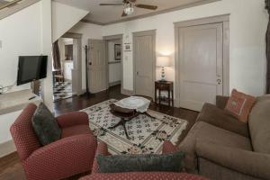 een woonkamer met een bank en een tafel bij Memphis Belvedere Suites Upper Queen loft 1 Bedroom in Memphis