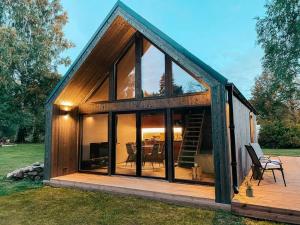 eine kleine Hütte mit großen Fenstern und einer Terrasse in der Unterkunft Private Stay Zen House to unplug and recharge in Tuimõisa