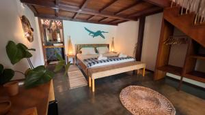 een slaapkamer met een bed in een kamer bij LAGOA do VENTO ATINS in Atins