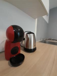 Kuchyňa alebo kuchynka v ubytovaní Manifique T1 centre ville Saint-Leu 2 pers WIFI