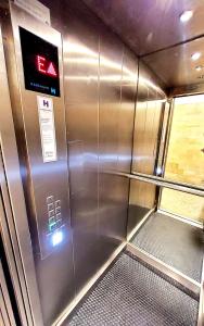 un ascenseur métallique vide dans un train de métro dans l'établissement The Vast Core, à Vienne
