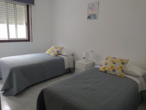 Łóżko lub łóżka w pokoju w obiekcie Vivienda en el casco histórico de Baiona