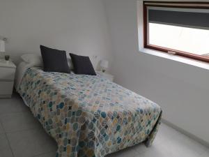 Łóżko lub łóżka w pokoju w obiekcie Vivienda en el casco histórico de Baiona