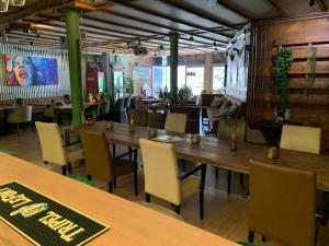 een restaurant met houten tafels en gele stoelen bij Stadshotel Vlissingen in Vlissingen
