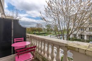 2 sillas rosas y una mesa rosa en el balcón en Disneyland-Paris 8pers, 2 Parkings, Wifi, Netflix en Serris