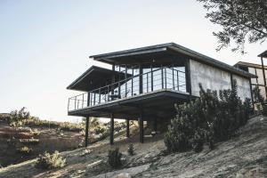 a house on the side of a hill at Origen75 Loft - Villas - Skypool - Viñedo, Valle de Guadalupe in Valle de Guadalupe