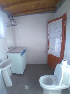 y baño con aseo y lavamanos. en Cabaña Las Praderas Vistalba en Luján de Cuyo