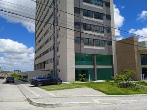 a car parked in front of a building at Vizinho ao Shopping Caruaru Cobertura 14 andar in Caruaru