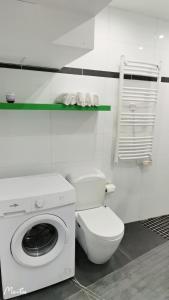 a bathroom with a washing machine and a toilet at home, sweet home in Vitry-sur-Seine