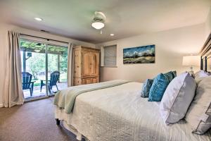 Un pat sau paturi într-o cameră la Scenic Smith Mountain Lake Getaway with Deck and Dock!
