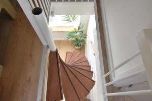 uma escada aberta com um guarda-chuva no chão em Casa Feliz em Egmond aan Zee