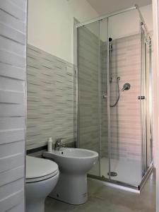 łazienka z toaletą, umywalką i prysznicem w obiekcie La casa di Tonia w mieście La Caletta +37 zdjęć