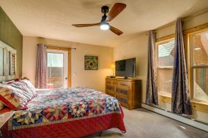 Voodi või voodid majutusasutuse Rustic Pagosa Springs Cabin with Hot Tub and Game Room toas
