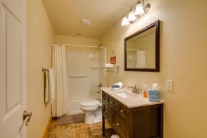 Vannituba majutusasutuses Rustic Pagosa Springs Cabin with Hot Tub and Game Room +23 fotot