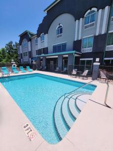 uma grande piscina em frente a um edifício em Best Western Plus Blue Angel Inn em Pensacola