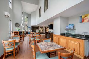 a restaurant with tables and chairs and a bar at Best Western Statesville Inn in Statesville