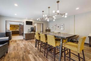 comedor y cocina con mesa y sillas en Best Western Plus Nashville Airport Hotel - BNA en Nashville