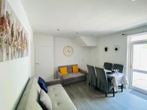 sala de estar con sofá y mesa en Emerald Properties UK 4 bedrooms - Swansea City Centre, close to beaches!, en Swansea