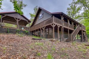 duży drewniany dom z werandą i schodami w obiekcie Beaver Lake Vacation Rental with Private Hot Tub! w mieście Eureka Springs