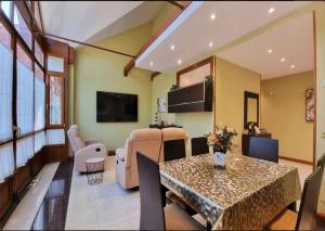 a living room with a table and a dining room at Llanes Porrua VVValparon in Porrúa