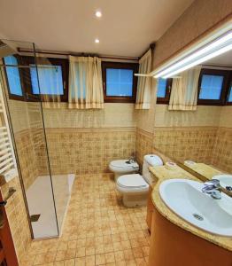 ein Bad mit einem WC, einer Dusche und einem Waschbecken in der Unterkunft Llanes Porrua VVValparon in Porrúa