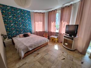 Un pat sau paturi într-o cameră la Vistula City