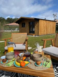 een houten tafel met eten erop bij « Aux bonheurs Landais » in Linxe