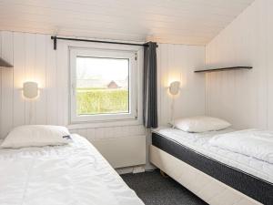 Un pat sau paturi într-o cameră la Holiday home Nordborg XXIV