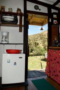 - un réfrigérateur blanc avec un bol dans l'établissement Yupi, à Guasca