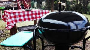 - un barbecue avec une table de pique-nique dans l'établissement Yupi, à Guasca