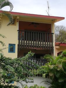 聖安妮的住宿－Bigouz résidence la plage de l'anse Caritan，前面设有阳台的房子