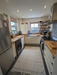a kitchen with a washer and dryer at Perfect for Snowdon. Groups, families+dogs welcome in Llanberis