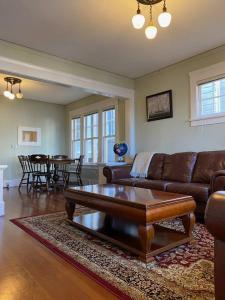 uma sala de estar com um sofá e uma mesa de centro em Historic Downtown Riverview Flat, No. 1 em Astoria