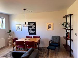una sala da pranzo con tavolo e sedie di Lovely Apartment with 2-bedrooms and living room for 4 guests, max 6 - Seaside Neighborhood a Reykjavik