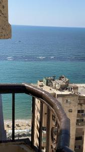 uma vista para o oceano a partir de uma varanda de um edifício em Alexandria apartment em Alexandria