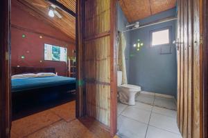 uma casa de banho com uma cama e um WC num quarto em Cambuca Surf Skate em Ubatuba mais 31 fotografias
