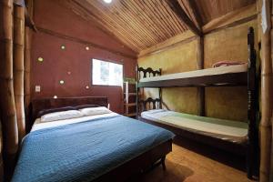 Uma cama ou camas num quarto em Cambuca Surf Skate