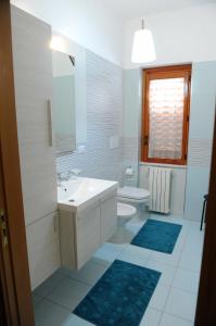 Montalbano JonicoにあるB&B Le Zagareの白いバスルーム(洗面台、トイレ付)