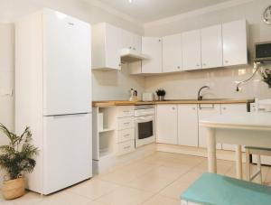 A kitchen or kitchenette at La casita Még 33 kép