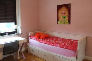 a childs room with a bed with fruit on it at Privatzimmer Boardinghouse/Messe Düsseldorf in Viersen
