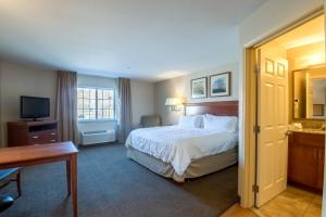Western Slope Suites Parachute客房内的一张或多张床位