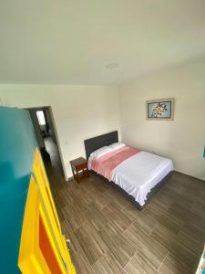 sypialnia z dużym łóżkiem w pokoju w obiekcie APARTAHOTEL DON BELI w mieście Salento