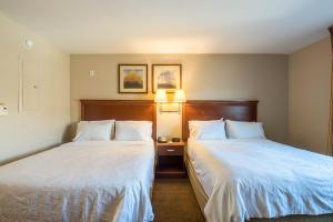 Western Slope Suites Parachute客房内的一张或多张床位