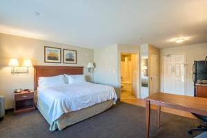 Western Slope Suites Parachute客房内的一张或多张床位