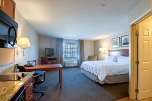Western Slope Suites Parachute客房内的一张或多张床位