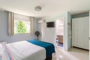 sypialnia z dużym łóżkiem i oknem w obiekcie Casa Maha w mieście Niterói
