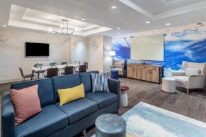 uma sala de estar com um sofá azul e uma mesa em Crowne Plaza Hotel Los Angeles Harbor, an IHG Hotel em San Pedro