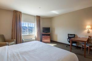 Western Slope Suites Parachute客房内的一张或多张床位